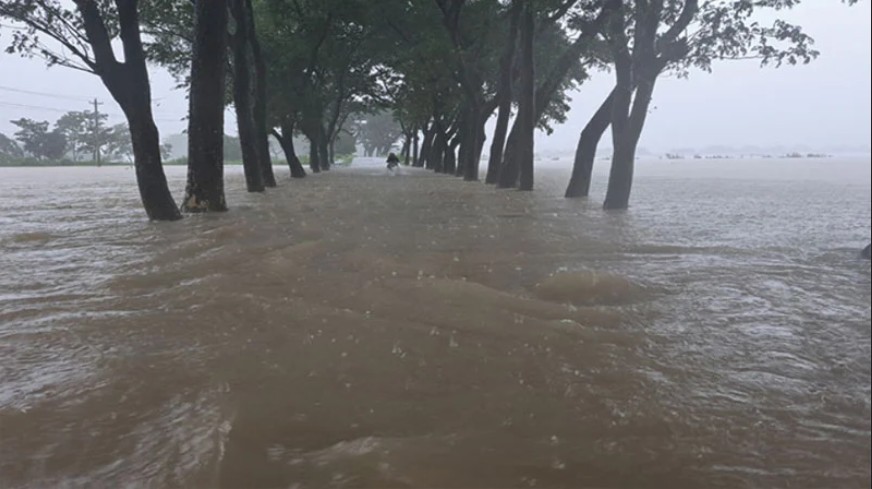 বাড়ছে বন্যার ঝুঁকি, বিপৎসীমার ওপরে চার নদীর পানি 